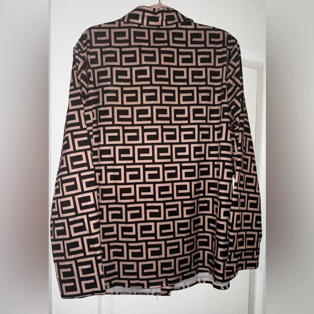Geometric Patterned Button-Up Shirt - Picture 4 of 7